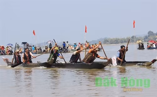 Đua thuyền độc mộc 2 vận động viên