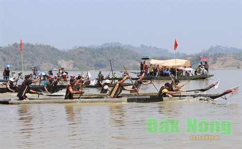 Đua thuyền độc mộc 4 vận động viên