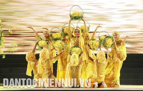 Biểu diễn tiết mục nghệ thuật “Mùa bông điên điển” của người Chăm An Giang. Ảnh: Phạm Cường Biểu diễn tiết mục nghệ thuật “Mùa bông điên điển” của người Chăm An Giang. Ảnh: Phạm Cường