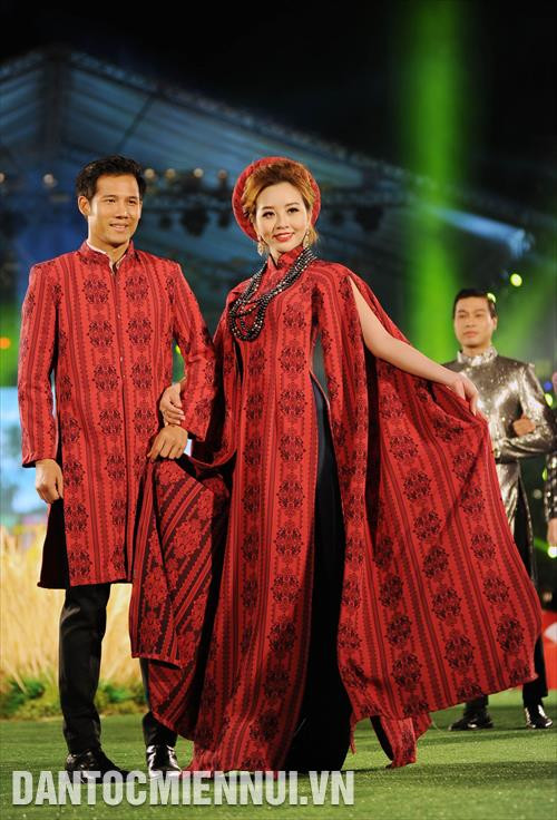 Đa dạng các mẫu trang phục Áo dài xưa và nay được các nghệ sỹ trình diễn tại lễ khai mạc