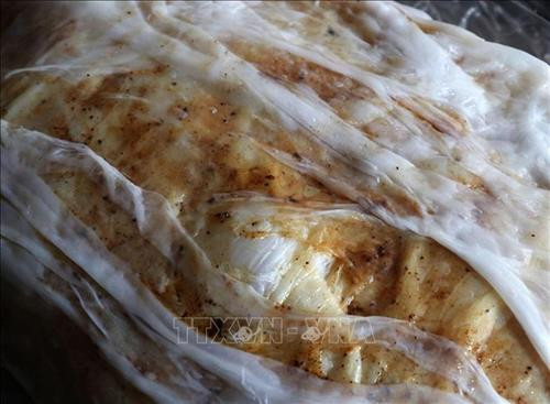 Bánh cuốn sau khi tráng được người dân xã Mão Điền quết lên một lớp hành phi. Ảnh: Thái Hùng – TTXVN Bánh cuốn sau khi tráng được người dân xã Mão Điền quết lên một lớp hành phi. Ảnh: Thái Hùng – TTXVN