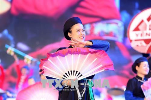 Chương trình nghệ thuật chào mừng tại lễ khai mạc Liên hoan. Ảnh: Thành Đạt - TTXVN Chương trình nghệ thuật chào mừng tại lễ khai mạc Liên hoan. Ảnh: Thành Đạt - TTXVN