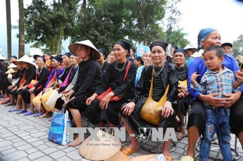 Các cụ già người dân tộc Tày, Nùng, Thái thưởng thức các tiết mục nghệ thuật tại buổi lễ. Ảnh: Thành Đạt - TTXVN Các cụ già người dân tộc Tày, Nùng, Thái thưởng thức các tiết mục nghệ thuật tại buổi lễ. Ảnh: Thành Đạt - TTXVN