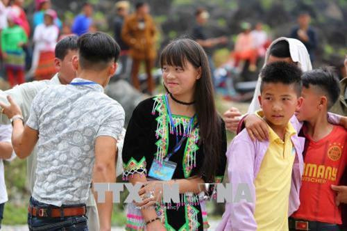 Các chàng trai tán tỉnh cô gái dân tộc Mông tại chợ tình Khâu Vai. Ảnh: Thành Đạt - TTXVN Các chàng trai tán tỉnh cô gái dân tộc Mông tại chợ tình Khâu Vai. Ảnh: Thành Đạt - TTXVN