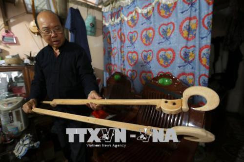 Nghệ nhân Mào Văn Ết kiểm tra những cần đàn mới được làm. Ảnh: Phan Tuấn Anh - TTXVN Nghệ nhân Mào Văn Ết kiểm tra những cần đàn mới được làm. Ảnh: Phan Tuấn Anh - TTXVN