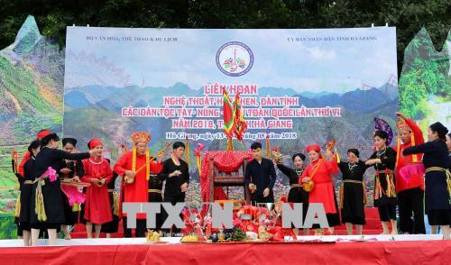 Các tiết mục nghệ thuật hát then - đàn tính của các đoàn. Ảnh: Thành Đạt - TTXVN Các tiết mục nghệ thuật hát then - đàn tính của các đoàn. Ảnh: Thành Đạt - TTXVN