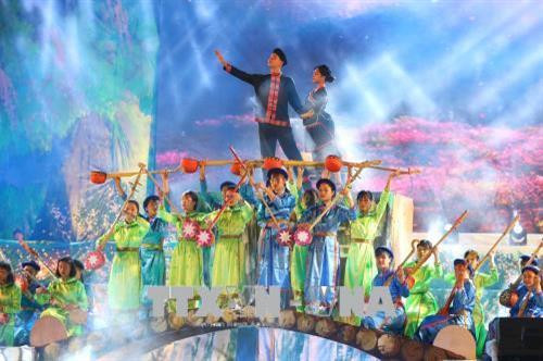 Chương trình nghệ thuật chào mừng tại lễ khai mạc Liên hoan. Ảnh: Thành Đạt - TTXVN Chương trình nghệ thuật chào mừng tại lễ khai mạc Liên hoan. Ảnh: Thành Đạt - TTXVN