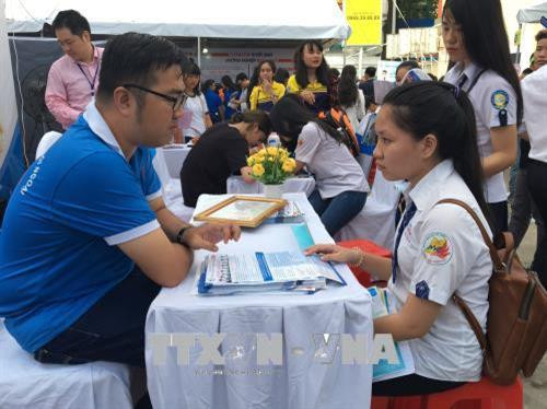 Đông đảo sinh viên, học sinh trên địa bàn đến tìm hiểu thông tin tuyển sinh, đào tạo của các trường nghề. Ảnh: Thu Hoài – TTXVN