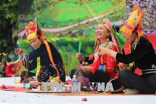 Các tiết mục nghệ thuật hát then - đàn tính của các đoàn. Ảnh: Thành Đạt - TTXVN Các tiết mục nghệ thuật hát then - đàn tính của các đoàn. Ảnh: Thành Đạt - TTXVN