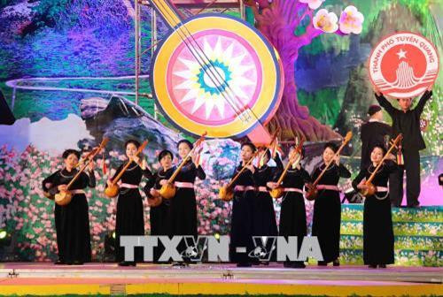 Chương trình nghệ thuật chào mừng tại lễ khai mạc Liên hoan. Ảnh: Thành Đạt - TTXVN Chương trình nghệ thuật chào mừng tại lễ khai mạc Liên hoan. Ảnh: Thành Đạt - TTXVN