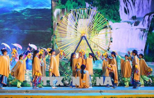 Chương trình nghệ thuật chào mừng tại lễ khai mạc Liên hoan. Ảnh: Thành Đạt - TTXVN Chương trình nghệ thuật chào mừng tại lễ khai mạc Liên hoan. Ảnh: Thành Đạt - TTXVN