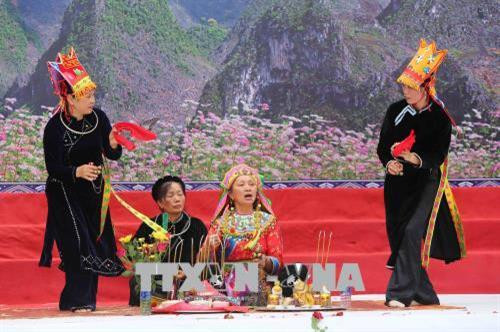 Các tiết mục nghệ thuật hát then - đàn tính của các đoàn. Ảnh: Thành Đạt - TTXVN Các tiết mục nghệ thuật hát then - đàn tính của các đoàn. Ảnh: Thành Đạt - TTXVN