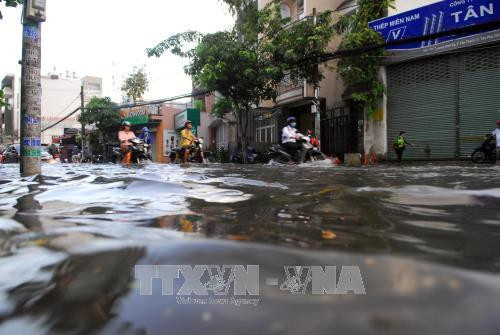 Nước ngập trên đường Trương Vĩnh Ký, quận Tân Phú. Ảnh: Mạnh Linh-TTXVN Nước ngập trên đường Trương Vĩnh Ký, quận Tân Phú. Ảnh: Mạnh Linh-TTXVN