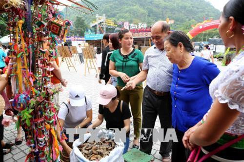 Du khách thập phương tham quan, mua sắm và thưởng thức ẩm thực tại các gian hàng. Ảnh: Thành Đạt - TTXVN Du khách thập phương tham quan, mua sắm và thưởng thức ẩm thực tại các gian hàng. Ảnh: Thành Đạt - TTXVN