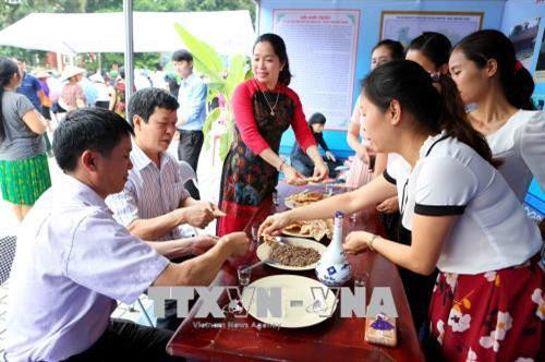 Du khách thập phương tham quan, mua sắm và thưởng thức ẩm thực tại các gian hàng. Ảnh: Thành Đạt - TTXVN Du khách thập phương tham quan, mua sắm và thưởng thức ẩm thực tại các gian hàng. Ảnh: Thành Đạt - TTXVN