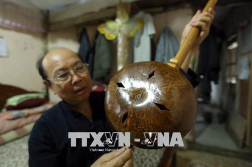 Nghệ nhân Mào Văn Ết nói về cách thức chế tác một cây đàn tính tẩu. Ảnh: Phan Tuấn Anh - TTXVN Nghệ nhân Mào Văn Ết nói về cách thức chế tác một cây đàn tính tẩu. Ảnh: Phan Tuấn Anh - TTXVN