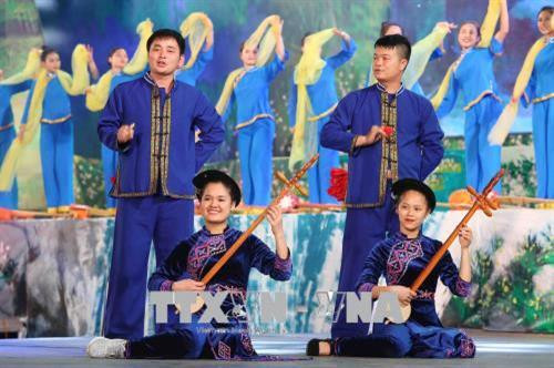 Chương trình nghệ thuật chào mừng tại lễ khai mạc Liên hoan. Ảnh: Thành Đạt - TTXVN Chương trình nghệ thuật chào mừng tại lễ khai mạc Liên hoan. Ảnh: Thành Đạt - TTXVN