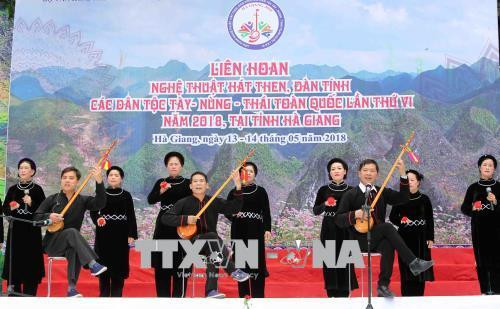 Các tiết mục nghệ thuật hát then - đàn tính của các đoàn. Ảnh: Thành Đạt - TTXVN Các tiết mục nghệ thuật hát then - đàn tính của các đoàn. Ảnh: Thành Đạt - TTXVN