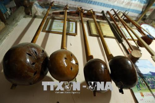Những cây đàn Tính tẩu của Nghệ nhân Mào Văn Ết. Ảnh: Phan Tuấn Anh - TTXVN Những cây đàn Tính tẩu của Nghệ nhân Mào Văn Ết. Ảnh: Phan Tuấn Anh - TTXVN