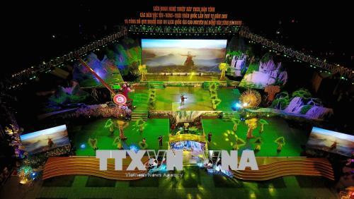 Chương trình nghệ thuật chào mừng tại lễ khai mạc Liên hoan. Ảnh: Thành Đạt - TTXVN Chương trình nghệ thuật chào mừng tại lễ khai mạc Liên hoan. Ảnh: Thành Đạt - TTXVN