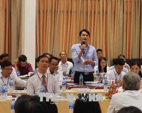 Thạc sĩ Phạm Văn Tiển, Phó Hiệu trưởng Trường Trung học Phổ thông Hương Giang (tỉnh Thừa Thiên- Huế) phát biểu tại hội thảo. Ảnh: Thu Hoài – TTXVN Thạc sĩ Phạm Văn Tiển, Phó Hiệu trưởng Trường Trung học Phổ thông Hương Giang (tỉnh Thừa Thiên- Huế) phát biểu tại hội thảo. Ảnh: Thu Hoài – TTXVN