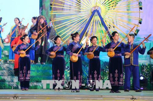 Chương trình nghệ thuật chào mừng tại lễ khai mạc Liên hoan. Ảnh: Thành Đạt - TTXVN Chương trình nghệ thuật chào mừng tại lễ khai mạc Liên hoan. Ảnh: Thành Đạt - TTXVN