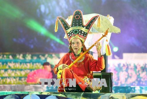 Chương trình nghệ thuật chào mừng tại lễ khai mạc Liên hoan. Ảnh: Thành Đạt - TTXVN Chương trình nghệ thuật chào mừng tại lễ khai mạc Liên hoan. Ảnh: Thành Đạt - TTXVN