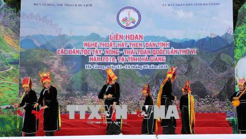 Các tiết mục nghệ thuật hát then - đàn tính của các đoàn. Ảnh: Thành Đạt - TTXVN Các tiết mục nghệ thuật hát then - đàn tính của các đoàn. Ảnh: Thành Đạt - TTXVN