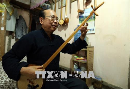 Nghệ nhân Mào Văn Ết thử tiếng một cây đàn tính tẩu. Ảnh: Phan Tuấn Anh - TTXVN Nghệ nhân Mào Văn Ết thử tiếng một cây đàn tính tẩu. Ảnh: Phan Tuấn Anh - TTXVN