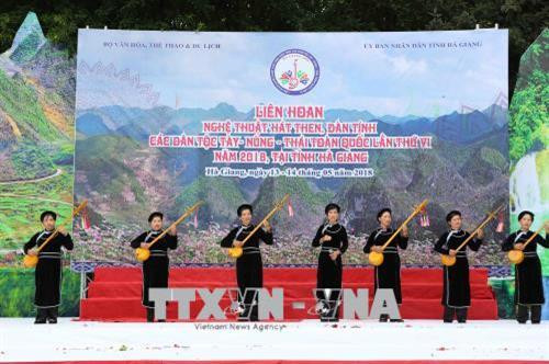 Các tiết mục nghệ thuật hát then - đàn tính của các đoàn. Ảnh: Thành Đạt - TTXVN Các tiết mục nghệ thuật hát then - đàn tính của các đoàn. Ảnh: Thành Đạt - TTXVN