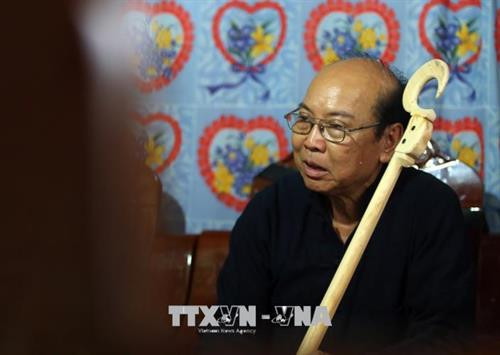 Nghệ nhân Mào Văn Ết luôn tâm huyết, nặng lòng với cây đàn tính tẩu và những nhạc cụ dân tộc. Ảnh: Phan Tuấn Anh - TTXVN Nghệ nhân Mào Văn Ết luôn tâm huyết, nặng lòng với cây đàn tính tẩu và những nhạc cụ dân tộc. Ảnh: Phan Tuấn Anh - TTXVN