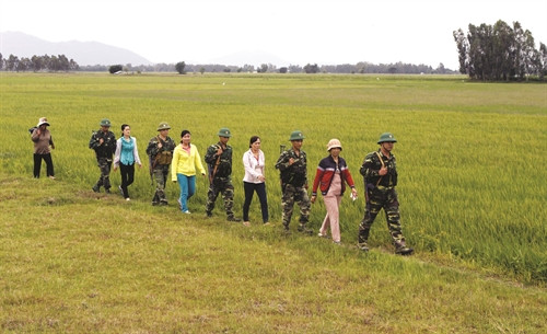 Đồn Biên phòng Vĩnh Gia, huyện Tri Tôn phối hợp với Hội Liên hiệp Phụ nữ xã Vĩnh Gia tuần tra bảo vệ an ninh trật tự trên địa bàn Đồn Biên phòng Vĩnh Gia, huyện Tri Tôn phối hợp với Hội Liên hiệp Phụ nữ xã Vĩnh Gia tuần tra bảo vệ an ninh trật tự trên địa bàn