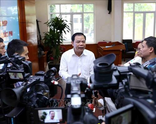 Bộ trưởng Bộ Nông nghiệp và Phát triển nông thôn Nguyễn Xuân Cường trả lời phỏng vấn của các cơ quan báo chí tại Hội nghị triển khai các giải pháp tổng hợp phòng, chống bệnh dịch tả lợn châu Phi. Ảnh: TTXVN