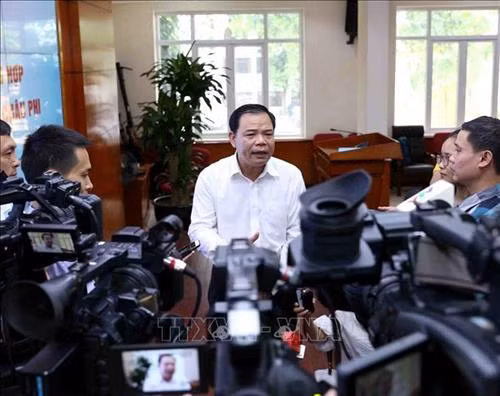 Bộ trưởng Bộ Nông nghiệp và Phát triển nông thôn Nguyễn Xuân Cường trả lời phỏng vấn của các cơ quan báo chí tại Hội nghị triển khai các giải pháp tổng hợp phòng, chống bệnh dịch tả lợn châu Phi. Ảnh: TTXVN