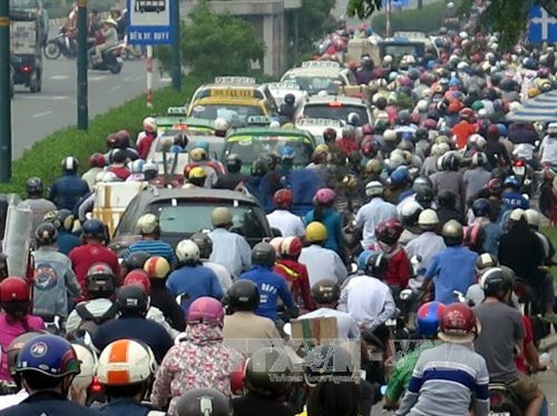 Kẹt xe trên đường Phạm Văn Đồng- Nguyễn Xí lối vào bến xe miền Đông. Ảnh: Hoàng Hải-TTXVN Kẹt xe trên đường Phạm Văn Đồng- Nguyễn Xí lối vào bến xe miền Đông. Ảnh: Hoàng Hải-TTXVN