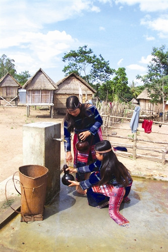Thi công công trình thủy lợi Ia Mơ (Gia Lai) Việc xây dựng và gìn giữ bản sắc văn hóa dân tộc trên địa bàn tỉnh Gia Lai đã góp phần không nhỏ vào việc xây dựng và phát triển văn hóa Việt Nam tiên tiến, đậm đà bản sắc dân tộc Công tác giáo dục trong các trường phổ thông dân tộc nội trú tỉnh và huyện thời gian qua đã có bước chuyển biến tích cực, góp phần đắc lực trong việc đào tạo nguồn cán bộ cho địa phương Tỉnh Gia Lai chú trọng bảo tồn và phát triển nghề dệt thổ cẩm truyền thống Cao su - cây xóa đói giảm nghèo bền vững của đồng bào các dân tộc ở tỉnh Gia Lai Giờ học hướng nghiệp cắt may của học sinh Trường Trung học Phổ thông Dân tộc nội trú Đông Gia Lai Đồng bào dân tộc ở nhiều buôn làng vùng sâu của tỉnh Gia Lai giờ đã được sử dụng nước sinh hoạt hợp vệ sinh Thi công công trình thủy lợi Ia Mơ (Gia Lai) Việc xây dựng và gìn giữ bản sắc văn hóa dân tộc trên địa bàn tỉnh Gia Lai đã góp phần không nhỏ vào việc xây dựng và phát triển văn hóa Việt Nam tiên tiến, đậm đà bản sắc dân tộc Công tác giáo dục trong các trường phổ thông dân tộc nội trú tỉnh và huyện thời gian qua đã có bước chuyển biến tích cực, góp phần đắc lực trong việc đào tạo nguồn cán bộ cho địa phương Tỉnh Gia Lai chú trọng bảo tồn và phát triển nghề dệt thổ cẩm truyền thống Cao su - cây xóa đói giảm nghèo bền vững của đồng bào các dân tộc ở tỉnh Gia Lai Giờ học hướng nghiệp cắt may của học sinh Trường Trung học Phổ thông Dân tộc nội trú Đông Gia Lai Đồng bào dân tộc ở nhiều buôn làng vùng sâu của tỉnh Gia Lai giờ đã được sử dụng nước sinh hoạt hợp vệ sinh