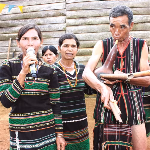 Trang phục truyền thống của đàn ông và phụ nữ M'nông