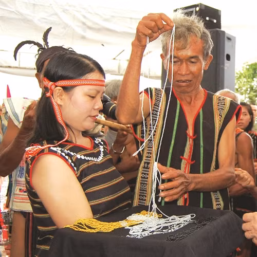 Hạt cườm được xâu thành những sợi để đeo trên cổ, trên tay hoặc buộc trên đầu