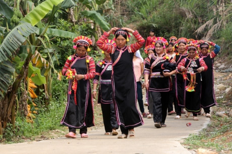 Người La Hủ hay còn gọi là Xá Lá Vàng, Cò Xung, Khù Sung, Khả Quy... hiện có khoảng 10.000 người, sinh sống chủ yếu ở đầu nguồn sông Đà, thuộc huyện Mường Tè, tỉnh Lai Châu. Tuy cuộc sống còn nhiều khó khăn, song đồng bào La Hủ nơi đây vẫn chú trọng gìn giữ bản sắc văn hóa truyền thống, nhất là phụ nữ mặc áo dài tà đen làm nổi bật vóc dáng. Phơ cơ zỡ – tiếng La Hủ có nghĩa là áo dài. Người La Hủ ở Mường Tè thường mặc áo dài tà đen. Các họa tiết, hoa văn... trên mỗi bộ trang phục phụ nữ La Hủ nói lên sự gắn bó giữa cơ thể con người trong sự vận động của cuộc sống với thiên nhiên. Áo dài của người La Hủ ngoài việc mặc ôm sát làm nổi bật đường cong của cơ thể người phụ nữ, còn đẹp ở cách phối màu sắc, cách trang trí và kỳ công của người làm. Mỗi người con gái La Hủ khi đến tuổi thành niên đều tự ý thức may cho mình một chiếc áo dài. Con gái La Hủ thường mặc loại áo cánh tay có nhiều sắc đỏ thể hiện sức sống tươi trẻ và niềm tin yêu cuộc sống. Do hoàn toàn được làm thủ công, nên thời gian để người La Hủ may một chiếc áo dài có khi mất cả tháng mới xong. Duyên dáng thiếu nữ dân tộc La Hủ. Cao nhất trên đầu là vành khăn trang trí với 5 màu sắc. Khăn quấn đầu chủ yếu được làm bằng vải đủ màu và hạt cườm rủ xuống, tạo nét khả ái cho khuôn mặt của người phụ nữ. Để có được bộ trang phục, khăn đội đầu đẹp, đòi hỏi ý tưởng sáng tạo nghệ thuật của người làm. Màu sắc chủ đạo được phối ở cánh tay và điểm xuyết bạc trắng ở thân áo. Làm đẹp cho thân áo còn có sự kết hợp của các hoa văn làm bằng nhôm hình tròn, hình tam giác. Một chiếc áo đẹp còn ở cách trang trí, bài trí những đường diềm tỉ mỉ trên thân áo, tay áo nổi bật lên trên nền vải đen với nhiều màu chỉ đen, đỏ, vàng... May tay áo là công đoạn chiếm nhiều thời gian nhất, có thể tận dụng vải cũ làm lớp lót bên trong, phía ngoài được may ngược. Một ngày với người phụ nữ La Hủ được bắt đầu bằng việc vận trang phục và công đoạn lâu nhất là bện tóc, bọc bằng sợi dây vải màu hồng. Mũ đội đầu Người La Hủ khâu ngực áo rất cẩn thận, đây là công đoạn tách rời những đường viền xếp chồng lên nhau của các loại vải. Việc này không chỉ thể hiện sự khéo léo của những người phụ nữ, mà còn là một trong những nét đẹp trong văn hóa truyền thống của người La Hủ. Vòng quấn đầu được làm từ cây song, mây trên rừng và được điểm tô bằng những chiếc ghim nhôm trang trí. Trang phục truyền thống dân tộc La Hủ đang có nguy cơ mai một, do những thách thức từ điều kiện kinh tế - xã hội.. ...Và việc đồng hóa giữa các dân tộc về phong tục, trang phục. Lớp trẻ dân tộc La Hủ ngày nay thường tự ti khi mặc áo dài dân tộc mình. Người La Hủ hay còn gọi là Xá Lá Vàng, Cò Xung, Khù Sung, Khả Quy... hiện có khoảng 10.000 người, sinh sống chủ yếu ở đầu nguồn sông Đà, thuộc huyện Mường Tè, tỉnh Lai Châu. Tuy cuộc sống còn nhiều khó khăn, song đồng bào La Hủ nơi đây vẫn chú trọng gìn giữ bản sắc văn hóa truyền thống, nhất là phụ nữ mặc áo dài tà đen làm nổi bật vóc dáng. Phơ cơ zỡ – tiếng La Hủ có nghĩa là áo dài. Người La Hủ ở Mường Tè thường mặc áo dài tà đen. Các họa tiết, hoa văn... trên mỗi bộ trang phục phụ nữ La Hủ nói lên sự gắn bó giữa cơ thể con người trong sự vận động của cuộc sống với thiên nhiên. Áo dài của người La Hủ ngoài việc mặc ôm sát làm nổi bật đường cong của cơ thể người phụ nữ, còn đẹp ở cách phối màu sắc, cách trang trí và kỳ công của người làm. Mỗi người con gái La Hủ khi đến tuổi thành niên đều tự ý thức may cho mình một chiếc áo dài. Con gái La Hủ thường mặc loại áo cánh tay có nhiều sắc đỏ thể hiện sức sống tươi trẻ và niềm tin yêu cuộc sống. Do hoàn toàn được làm thủ công, nên thời gian để người La Hủ may một chiếc áo dài có khi mất cả tháng mới xong. Duyên dáng thiếu nữ dân tộc La Hủ. Cao nhất trên đầu là vành khăn trang trí với 5 màu sắc. Khăn quấn đầu chủ yếu được làm bằng vải đủ màu và hạt cườm rủ xuống, tạo nét khả ái cho khuôn mặt của người phụ nữ. Để có được bộ trang phục, khăn đội đầu đẹp, đòi hỏi ý tưởng sáng tạo nghệ thuật của người làm. Màu sắc chủ đạo được phối ở cánh tay và điểm xuyết bạc trắng ở thân áo. Làm đẹp cho thân áo còn có sự kết hợp của các hoa văn làm bằng nhôm hình tròn, hình tam giác. Một chiếc áo đẹp còn ở cách trang trí, bài trí những đường diềm tỉ mỉ trên thân áo, tay áo nổi bật lên trên nền vải đen với nhiều màu chỉ đen, đỏ, vàng... May tay áo là công đoạn chiếm nhiều thời gian nhất, có thể tận dụng vải cũ làm lớp lót bên trong, phía ngoài được may ngược. Một ngày với người phụ nữ La Hủ được bắt đầu bằng việc vận trang phục và công đoạn lâu nhất là bện tóc, bọc bằng sợi dây vải màu hồng. Mũ đội đầu Người La Hủ khâu ngực áo rất cẩn thận, đây là công đoạn tách rời những đường viền xếp chồng lên nhau của các loại vải. Việc này không chỉ thể hiện sự khéo léo của những người phụ nữ, mà còn là một trong những nét đẹp trong văn hóa truyền thống của người La Hủ. Vòng quấn đầu được làm từ cây song, mây trên rừng và được điểm tô bằng những chiếc ghim nhôm trang trí. Trang phục truyền thống dân tộc La Hủ đang có nguy cơ mai một, do những thách thức từ điều kiện kinh tế - xã hội.. ...Và việc đồng hóa giữa các dân tộc về phong tục, trang phục. Lớp trẻ dân tộc La Hủ ngày nay thường tự ti khi mặc áo dài dân tộc mình.