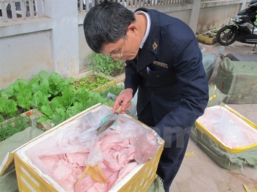 Nhiều loại thực phẩm bốc mùi hôi thối bị thu giữ. (Ảnh: Đức Duy/Vietnam+) Nhiều loại thực phẩm bốc mùi hôi thối bị thu giữ. (Ảnh: Đức Duy/Vietnam+)