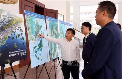 Người dân xem đồ án điều chỉnh quy hoạch chung xây dựng Khu kinh tế Vân Đồn đến năm 2040. Ảnh: Văn Đức - TTXVN