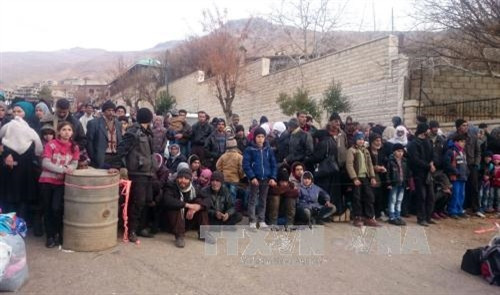 Xe chở hàng cứu trợ tới khu vực ngoại ô Madaya ngày 11/1. AFP/TTXVN Xe chở hàng cứu trợ tới khu vực ngoại ô Madaya ngày 11/1. AFP/TTXVN