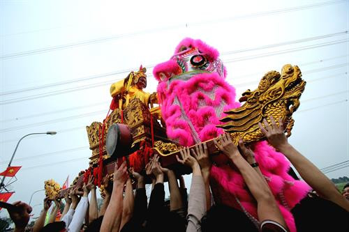 Mọi người cùng hồ hởi chung tay rước kiệu để lấy may. Ảnh: An Thành Đạt