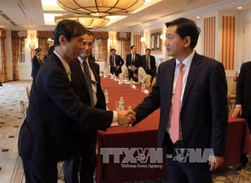 Bí thư Thành ủy Đinh La Thăng gặp gỡ, trao đổi với đại diện các công ty Nhật Bản. Ảnh: Tiến Lực – phóng viên TTXVN tại Nhật Bản