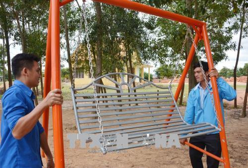 Anh Mã Văn Cương (phải) cùng với đoàn viên thanh niên tạo dựng sân chơi hè cho trẻ em. Ảnh: Hoài Thu - TTXVN Anh Mã Văn Cương (phải) cùng với đoàn viên thanh niên tạo dựng sân chơi hè cho trẻ em. Ảnh: Hoài Thu - TTXVN