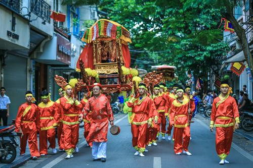 Nghi lễ rước kiệu về đình Yên Thái trên phố Hàng Mành. Ảnh: Trọng Đạt – TTXVN