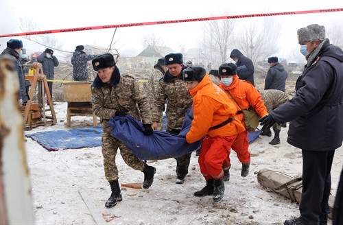 Trong ảnh (tư liệu): Nhân viên cứu hộ chuyển nạn nhân vụ tai nạn máy bay. EPA/TTXVN