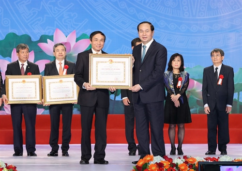 Chủ tịch nước Trần Đại Quang trao giải cho các tác giả đạt Giải thưởng Hồ Chí Minh về Khoa học và Công nghệ. Ảnh: Nhan Sáng-TTXVN Chủ tịch nước Trần Đại Quang trao giải cho các tác giả đạt Giải thưởng Hồ Chí Minh về Khoa học và Công nghệ. Ảnh: Nhan Sáng-TTXVN