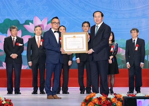 Chủ tịch nước Trần Đại Quang trao giải cho các tác giả đạt Giải thưởng Hồ Chí Minh về Khoa học và Công nghệ. Ảnh: Nhan Sáng-TTXVN Chủ tịch nước Trần Đại Quang trao giải cho các tác giả đạt Giải thưởng Hồ Chí Minh về Khoa học và Công nghệ. Ảnh: Nhan Sáng-TTXVN