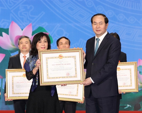 Chủ tịch nước Trần Đại Quang trao giải cho các tác giả đạt Giải thưởng Hồ Chí Minh về Khoa học và Công nghệ. Ảnh: Nhan Sáng-TTXVN Chủ tịch nước Trần Đại Quang trao giải cho các tác giả đạt Giải thưởng Hồ Chí Minh về Khoa học và Công nghệ. Ảnh: Nhan Sáng-TTXVN